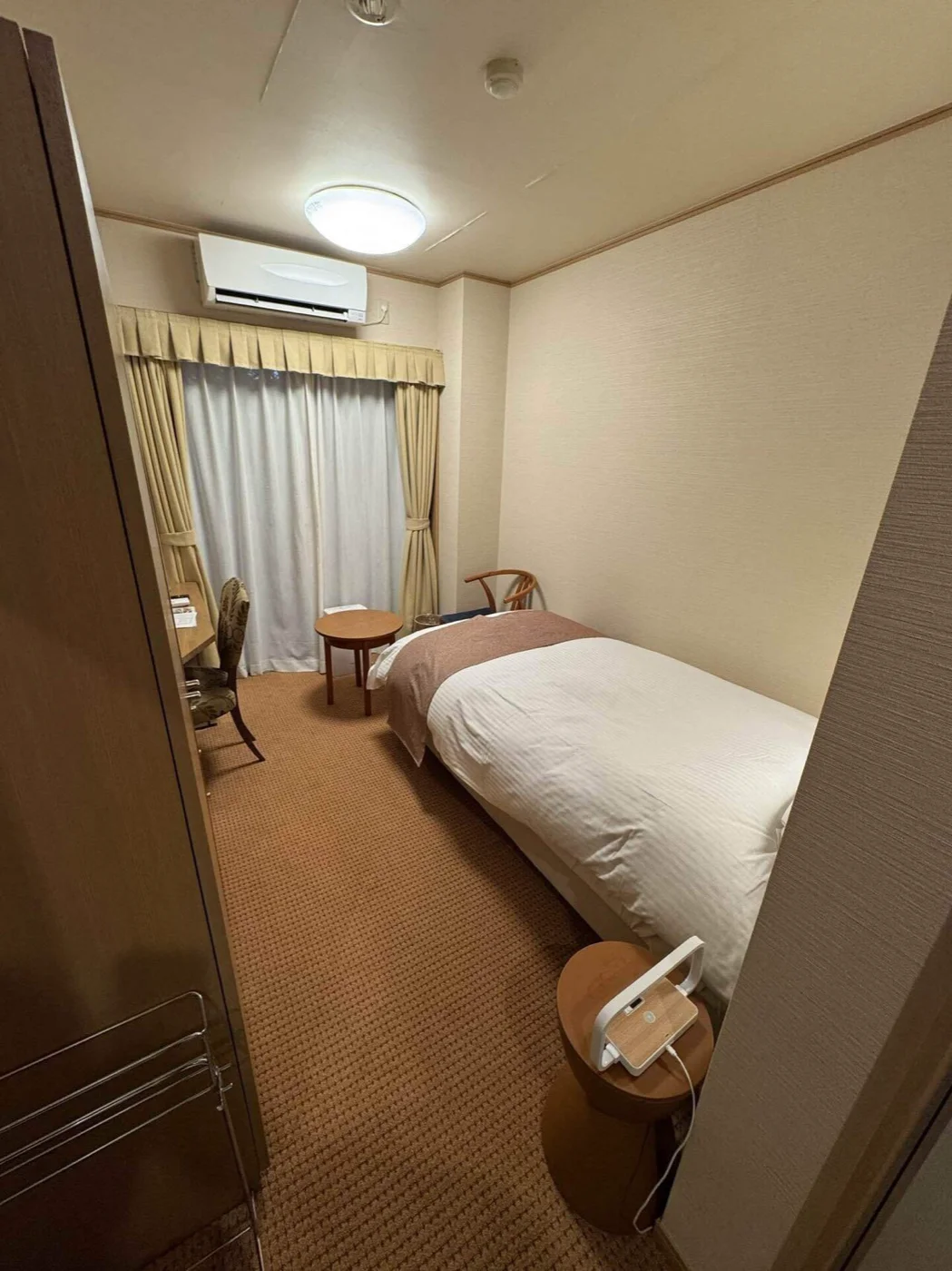 広くはないけど、狭くもないお部屋