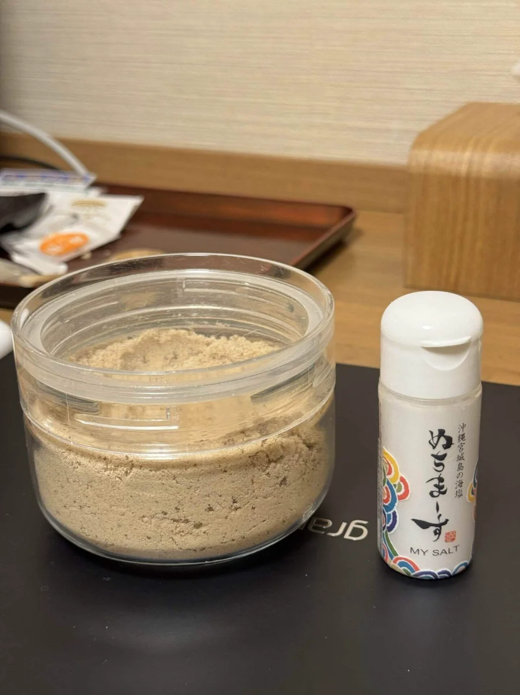 備え付けの黒糖と、持参した食塩